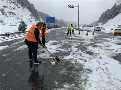 人工除雪.jpg